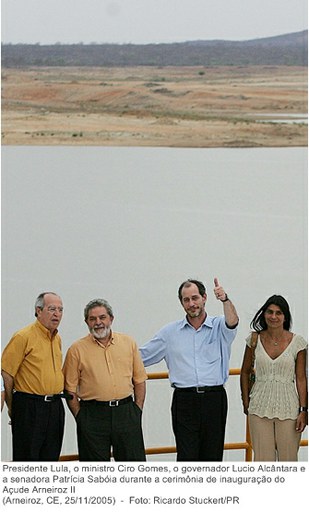 Presidente Lula, o ministro Ciro Gomes, o governador Lucio Alcântara e a senadora Patrícia Sabóia durante a cerimônia de inauguração do Açude Arneiroz II.jpg