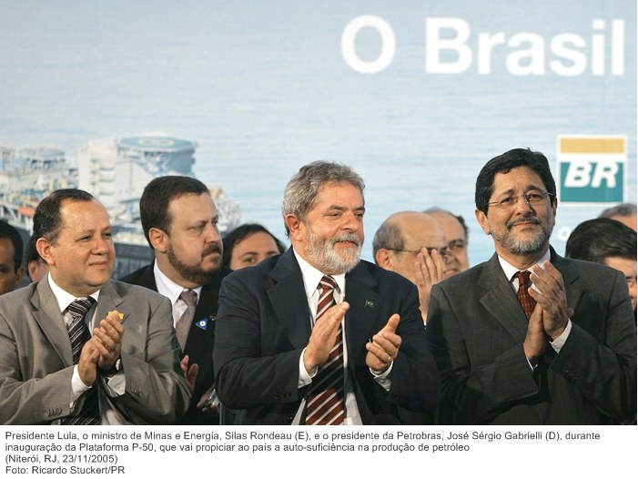 Presidente Lula, o ministro de Minas e Energia, Silas Rondeau (E), e o presidente da Petrobras, José Sérgio Gabrielli (D), durante inauguração da Plataforma P-50.jpg