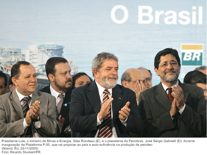 Presidente Lula, o ministro de Minas e Energia, Silas Rondeau (E), e o presidente da Petrobras, José Sérgio Gabrielli (D), durante inauguração da Plataforma P-50.jpg