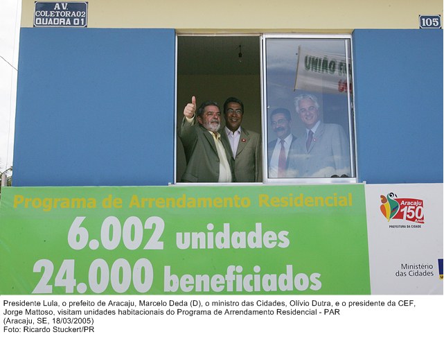 Presidente Lula, o prefeito de Aracaju, Marcelo Deda (D), o ministro das Cidades, Olívio Dutra, e o presidente da CEF, Jorge Mattoso, visitam unidades habitacionais do Programa de Arrendamento.jpg