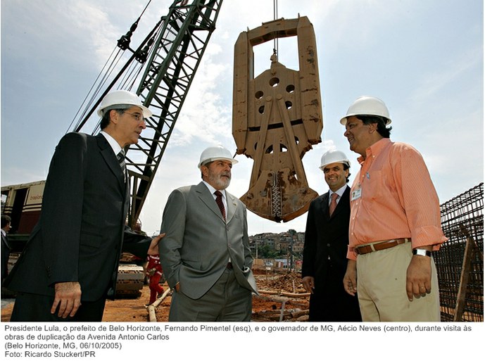 Presidente Lula, o prefeito de Belo Horizonte, Fernando Pimentel (esq), e o governador de MG, Aécio Neves (centro), durante visita às obras de duplicação da Avenida Antonio Carlos.jpg