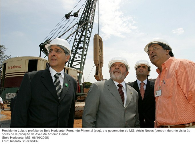 Presidente Lula, o prefeito de Belo Horizonte, Fernando Pimentel (esq), e o governador de MG, Aécio Neves (centro), durante visita às obras de duplicação da Avenida Antonio Carlos (2).jpg