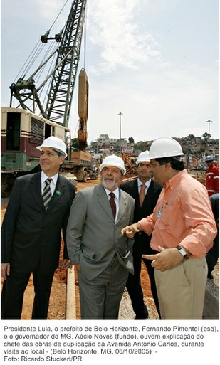 Presidente Lula, o prefeito de Belo Horizonte, Fernando Pimentel (esq), e o governador de MG, Aécio Neves (fundo), ouvem explicação do chefe das obras de duplicação da Avenida Antonio Carlos,.jpg