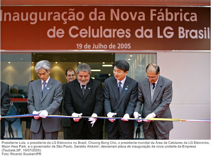 Presidente Lula, o pres. da LG Eletronics no Brasil, Choong Bong Cho, o pres. mundial da Área de Celulares da LG Eletronics, Moon Hwa Park, e o gov. de São Paulo, Geraldo Alckm.jpg