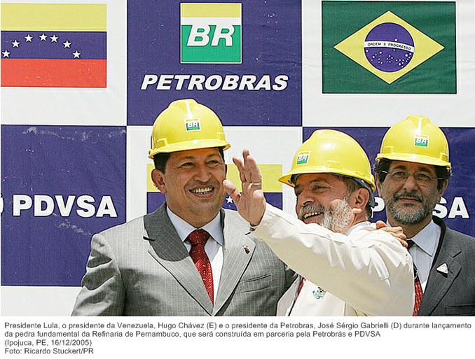 Presidente Lula, o presidente da Venezuela, Hugo Chávez (E) e o presidente da Petrobras, José Sérgio Gabrielli (D) durante lançamento da pedra fundamental da Refinaria de Pernambuco.jpg