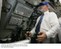 Presidente Lula observa a cabine do submarino Tikuna.jpg