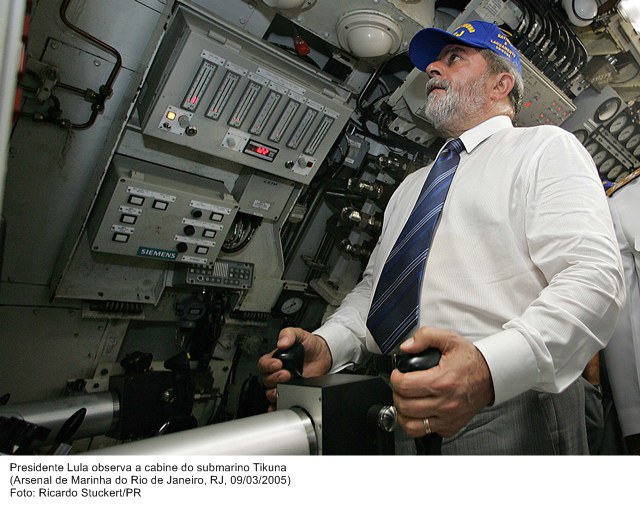 Presidente Lula observa a cabine do submarino Tikuna.jpg