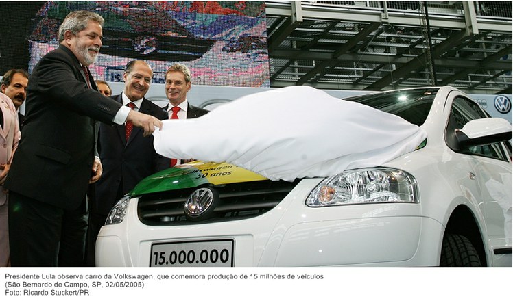 Presidente Lula observa carro da Volkswagen, que comemora produção de 15 milhões de veículos.jpg