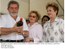 Presidente Lula observa garrafa de mel produzido no Assentamento Milagres. Ao lado, dona Marisa e a governadora Wilma Maria de Faria.jpg