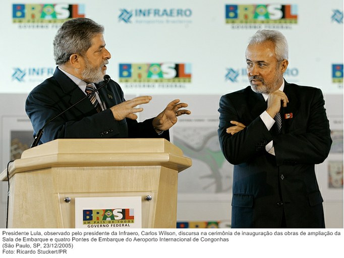 Presidente Lula, observado pelo presidente da Infraero, Carlos Wilson, discursa na cerimônia de inauguração das obras de ampliação da Sala de Embarque e quatro Pontes de Embarque do Aeroporto.jpg