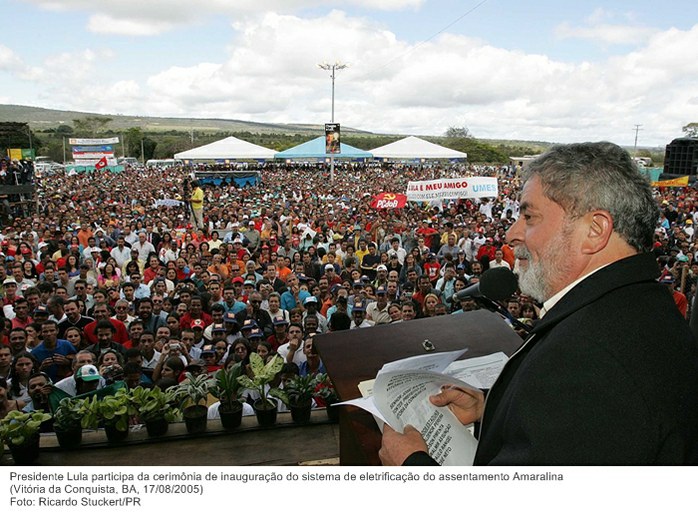 Presidente Lula participa da cerimônia de inauguração do sistema de eletrificação do assentamento Amaralina.jpg