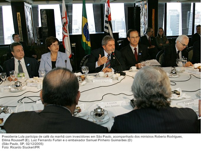 Presidente Lula participa de café da manhã com investidores em São Paulo, acompanhado dos ministros Roberto Rodrigues, Dilma Rousseff (E), Luiz F. Furlan e o embaixador Samuel P. Guimarães.jpg