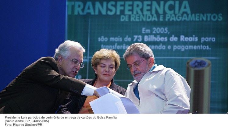 Presidente Lula participa de cerimônia de entrega de cartões do Bolsa Família.jpg