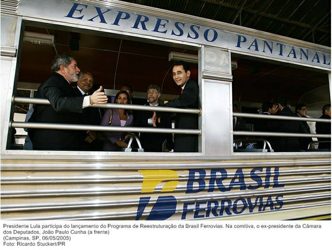 Presidente Lula participa do lançamento do Programa de Reestruturação da Brasil Ferrovias. Na comitiva, o ex-presidente da Câmara dos Deputados, João Paulo Cunha (a frente).jpg
