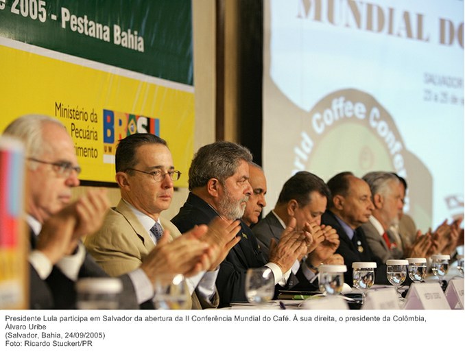 Presidente Lula participa em Salvador da abertura da II Conferência Mundial do Café. À sua direita, o presidente da Colômbia, Álvaro Uribe.jpg