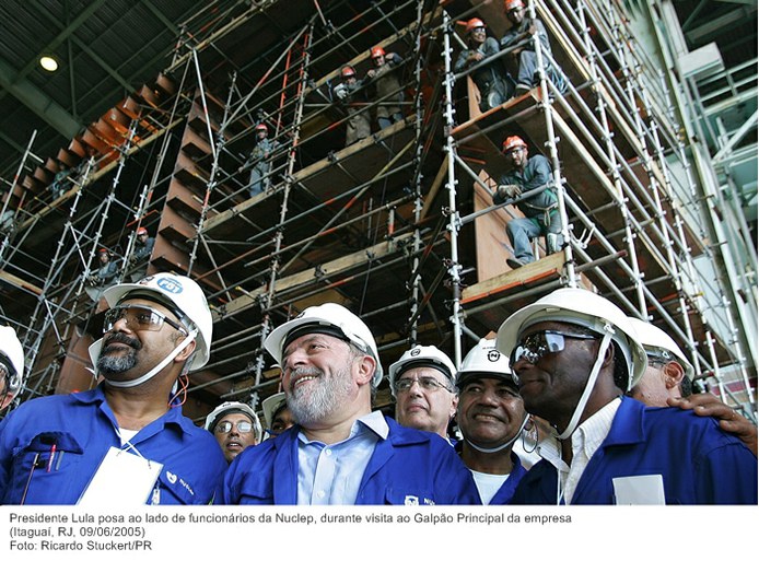 Presidente Lula posa ao lado de funcionários da Nuclep, durante visita ao Galpão Principal da empresa.jpg