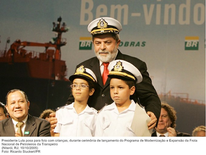 Presidente Lula posa para foto com crianças, durante cerimônia de lançamento do Programa de Modernização e Expansão da Frota Nacional de Petroleiros da Transpetro.jpg