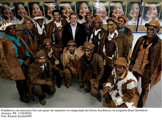 Presidente Lula posa para foto com grupo de vaqueiros na inauguração da Clínica Asa Branca, do programa Brasil Sorridente.jpg