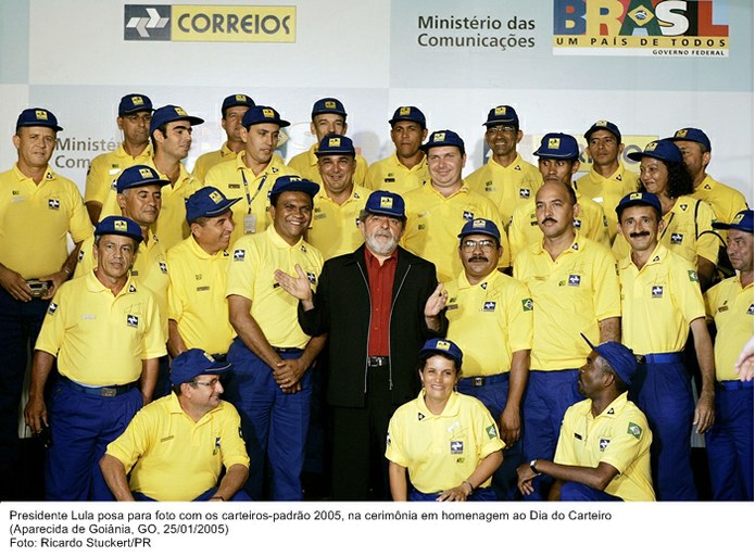Presidente Lula posa para foto com os carteiros-padrão 2005, na cerimônia em homenagem ao Dia do Carteiro.jpg