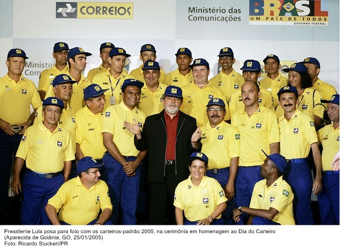 Presidente Lula posa para foto com os carteiros-padrão 2005, na cerimônia em homenagem ao Dia do Carteiro.jpg