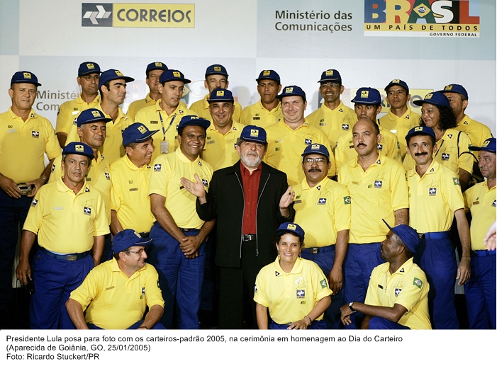 Presidente Lula posa para foto com os carteiros-padrão 2005, na cerimônia em homenagem ao Dia do Carteiro.jpg