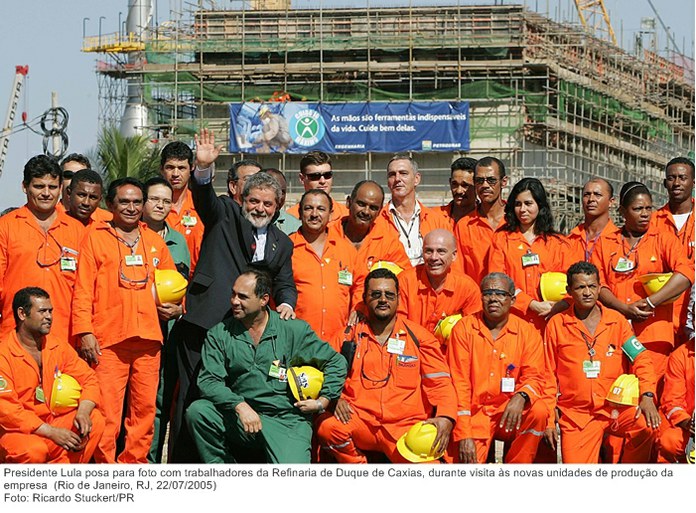 Presidente Lula posa para foto com trabalhadores da Refinaria de Duque de Caxias, durante visita às novas unidades de produção da empresa.jpg