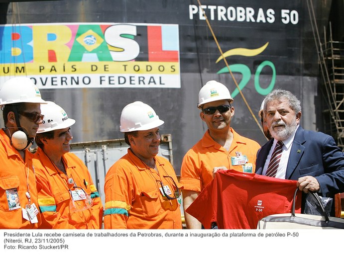 Presidente Lula recebe camiseta de trabalhadores da Petrobras, durante a inauguração da plataforma de petróleo P-50.jpg