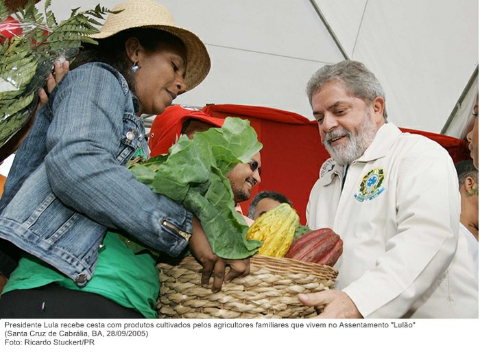 Presidente Lula recebe cesta com produtos cultivados pelos agricultores familiares que vivem no Assentamento Lulão.jpg