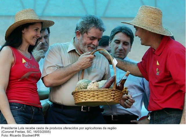 Presidente Lula recebe cesta de produtos oferecidos por agricultores da região.jpg