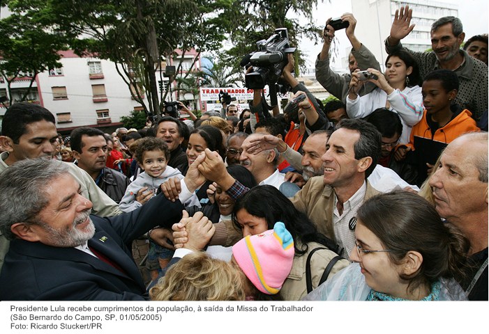 Presidente Lula recebe cumprimentos da população, à saída da Missa do Trabalhador.jpg