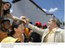 Presidente Lula recebe cumprimentos de moradores de Quixadá, na chegada à cerim. de lançamento do progr. de Desenvolvimento Sustentável e do Centro de Comercialização da Agricultura Familiar.jpg