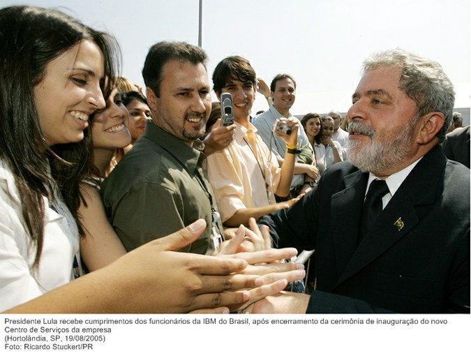 Presidente Lula recebe cumprimentos dos funcionários da IBM do Brasil, após encerramento da cerimônia de inauguração do novo Centro de Serviços da empresa.jpg