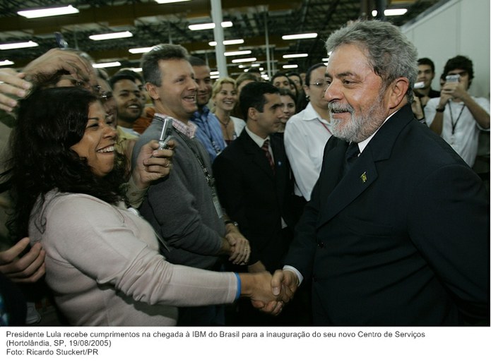 Presidente Lula recebe cumprimentos na chegada à IBM do Brasil para a inauguração do seu novo Centro de Serviços.jpg