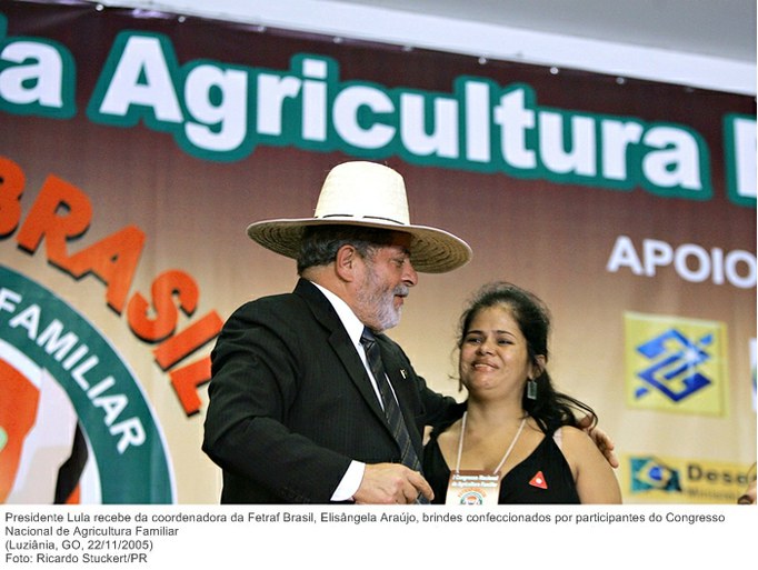 Presidente Lula recebe da coordenadora da Fetraf Brasil, Elisângela Araújo, brindes confeccionados por participantes do Congresso Nacional de Agricultura Familiar.jpg