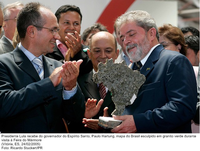 Presidente Lula recebe do governador do Espírito Santo, Paulo Hartung, mapa do Brasil esculpido em granito verde durante visita à Feira do Mármore.jpg