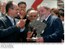 Presidente Lula recebe do governador do Espírito Santo, Paulo Hartung, mapa do Brasil esculpido em granito verde durante visita à Feira do Mármore.jpg