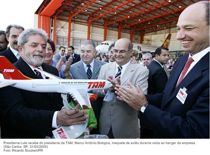 Presidente Lula recebe do presidente da TAM, Marco Antônio Bologna, maquete de avião durante visita ao hangar da empresa.jpg