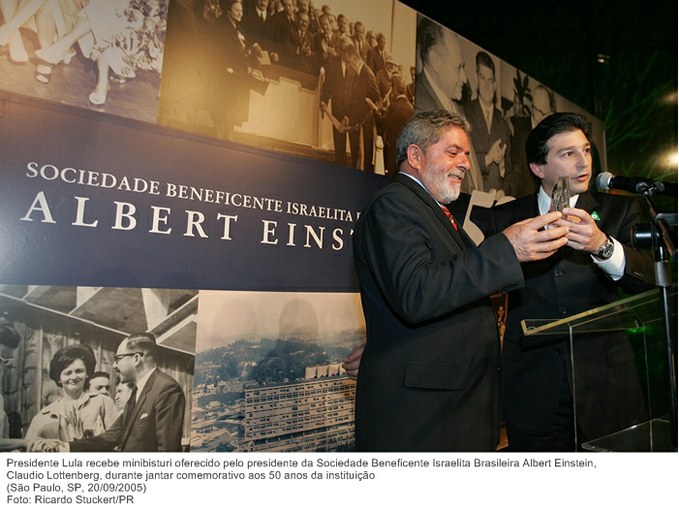 Presidente Lula recebe minibisturi oferecido pelo presidente da Sociedade Beneficente Israelita Brasileira Albert Einstein, Claudio Lottenberg.jpg