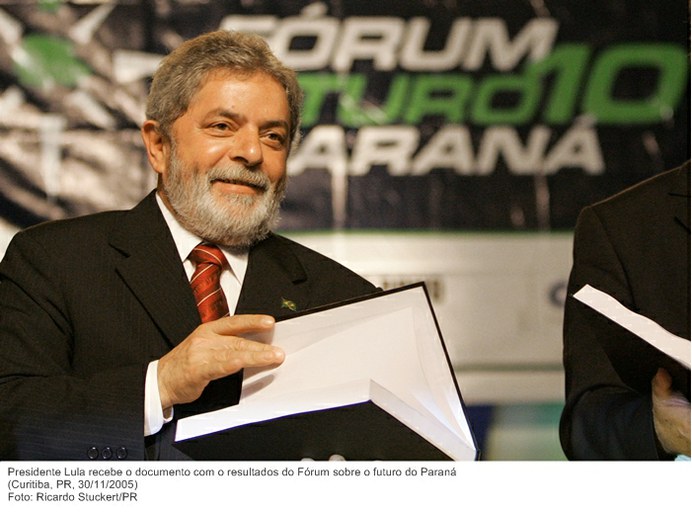Presidente Lula recebe o documento com o resultados do Fórum sobre o futuro do Paraná.jpg