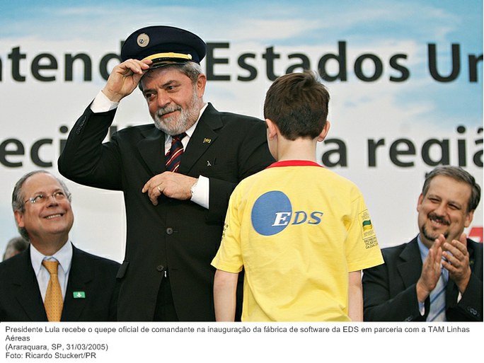 Presidente Lula recebe o quepe oficial de comandante na inauguração da fábrica de software da EDS em parceria com a TAM Linhas Aéreas.jpg