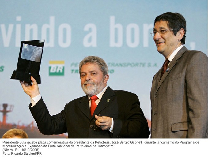 Presidente Lula recebe placa comemorativa do presidente da Petrobras, José Sérgio Gabrielli, durante lançamento do Programa de Modernização e Expansão da Frota Nacional de Petroleiros.jpg