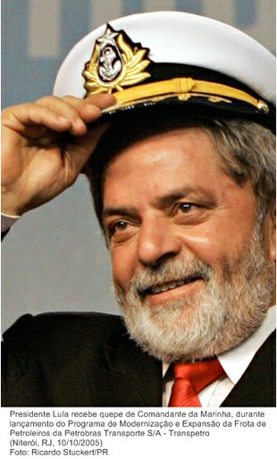 Presidente Lula recebe quepe de Comandante da Marinha, durante lançamento do Programa de Modernização e Expansão da Frota de Petroleiros da Petrobras.jpg