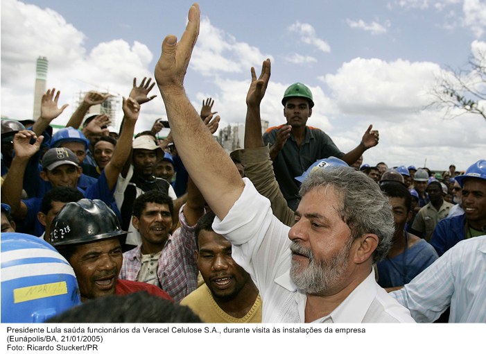 Presidente Lula saúda funcionários da Veracel Celulose S.A., durante visita às instalações da empresa.jpg
