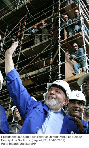 Presidente Lula saúda funcionários durante visita ao Galpão Principal da Nuclep.jpg
