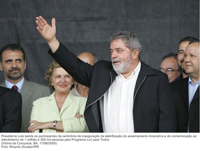 Presidente Lula saúda os participantes da cerim. de inauguração da eletrificação do assent. Amaralina e de comemoração ao atendimento de 1 milhão e 300 mil pessoas pelo Programa Luz para todos.jpg