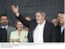 Presidente Lula saúda os participantes da cerim. de inauguração da eletrificação do assent. Amaralina e de comemoração ao atendimento de 1 milhão e 300 mil pessoas pelo Programa Luz para todos.jpg