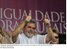 Presidente Lula saúda participantes durante a cerimônia por ocasião do Dia Internacional da Mulher.jpg