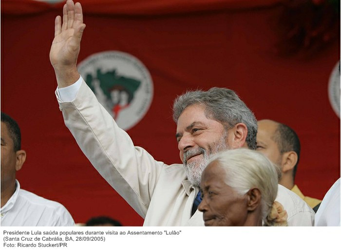 Presidente Lula saúda populares durante visita ao Assentamento Lulão.jpg