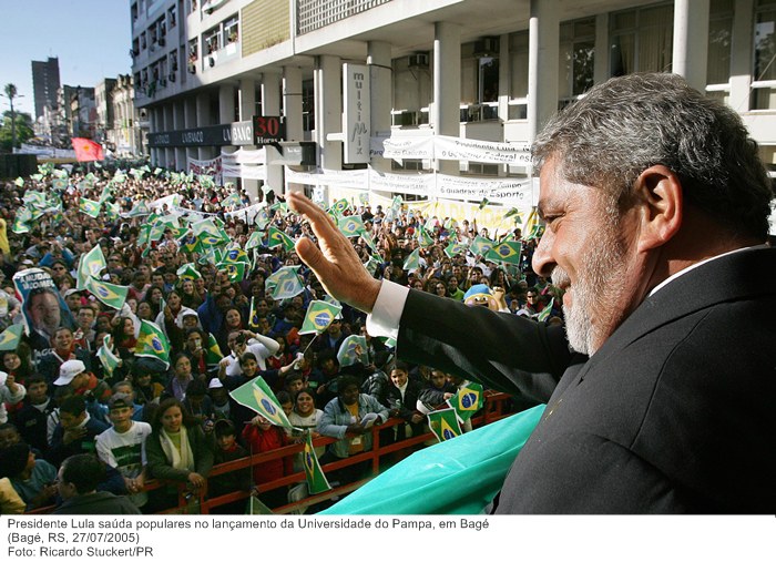 Presidente Lula saúda populares no lançamento da Universidade do Pampa, em Bagé.jpg
