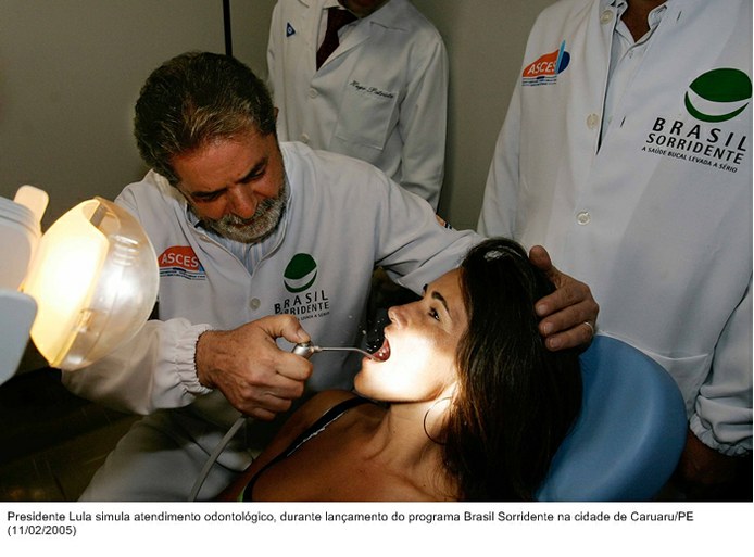 Presidente Lula simula atendimento odontológico, durante lançamento do programa Brasil Sorridente na cidade de Caruaru-PE.jpg